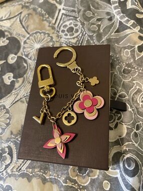 ❌❌SOLD ❌❌Louis Vuitton Pink and Light Pink Blooming Flowers Chain bag charm